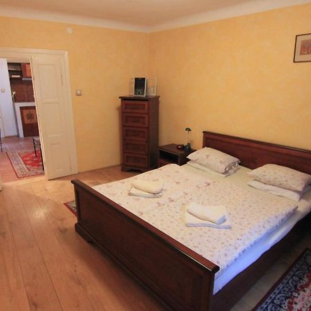 Cool 1 Bedroom Prokopska Apartment In Mala Strana Прага Экстерьер фото