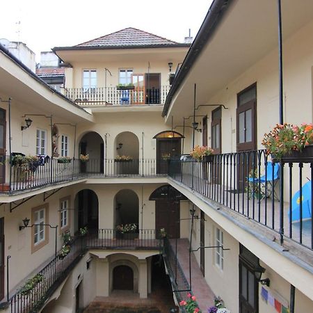 Cool 1 Bedroom Prokopska Apartment In Mala Strana Прага Экстерьер фото