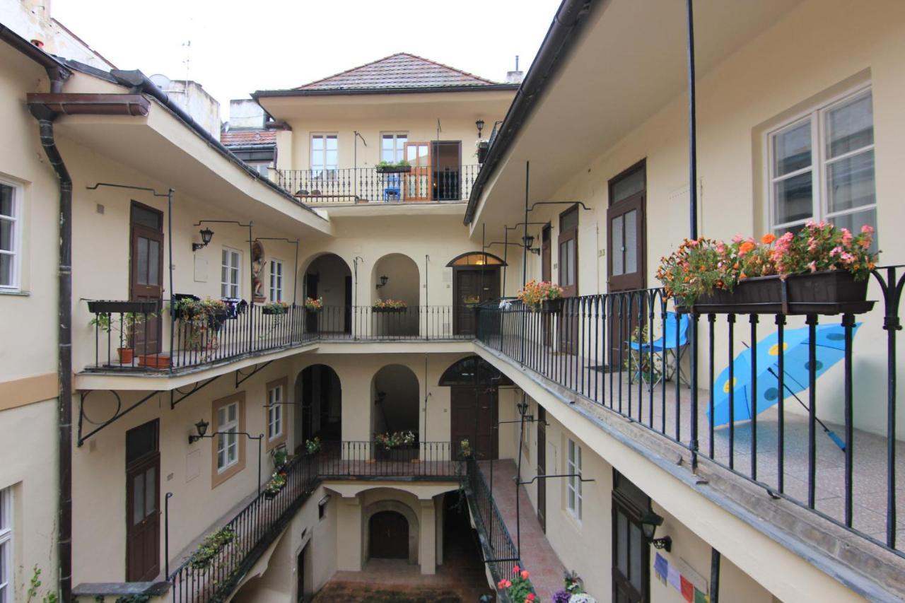 Cool 1 Bedroom Prokopska Apartment In Mala Strana Прага Экстерьер фото